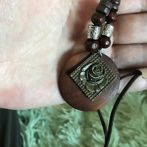 Wood and antique bronze rose emblazoned necklace. - Picture 2 of 5